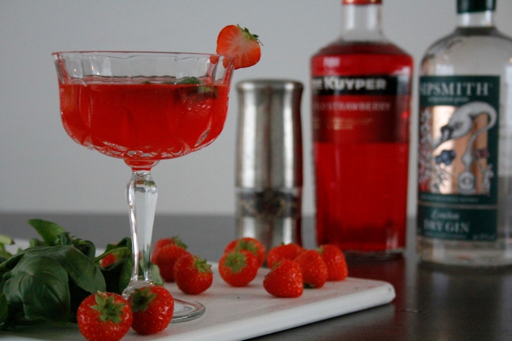 Gin Strawberry Basil Martini Cocktailicious.nl