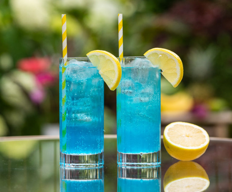 BLUE LAGOON zomerse cocktail met blue curacao Cocktailicious.nl